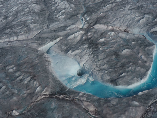 الأعلى على مر التاريخ.. ذوبان 11 مليار طن من الجليد بجزيرة جرينلاند ...صور