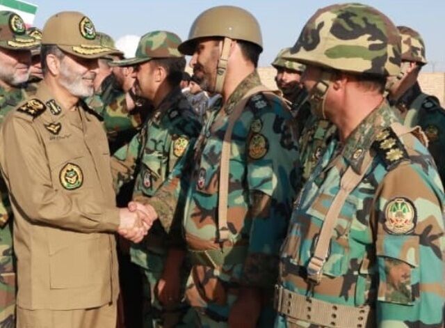 قائد الجيش الايراني يتفقد وحدة صاروخية للقوة البرية وسط البلاد