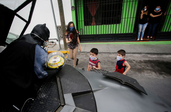 باتمان يوزع هداية على الأطفال بشوارع المكسيك للتوعية ضد فيروس كورونا