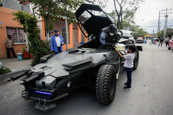 باتمان يوزع هداية على الأطفال بشوارع المكسيك للتوعية ضد فيروس كورونا