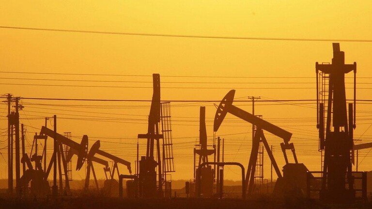 النفط يهبط وسط مخاوف من زيادة في المعروض