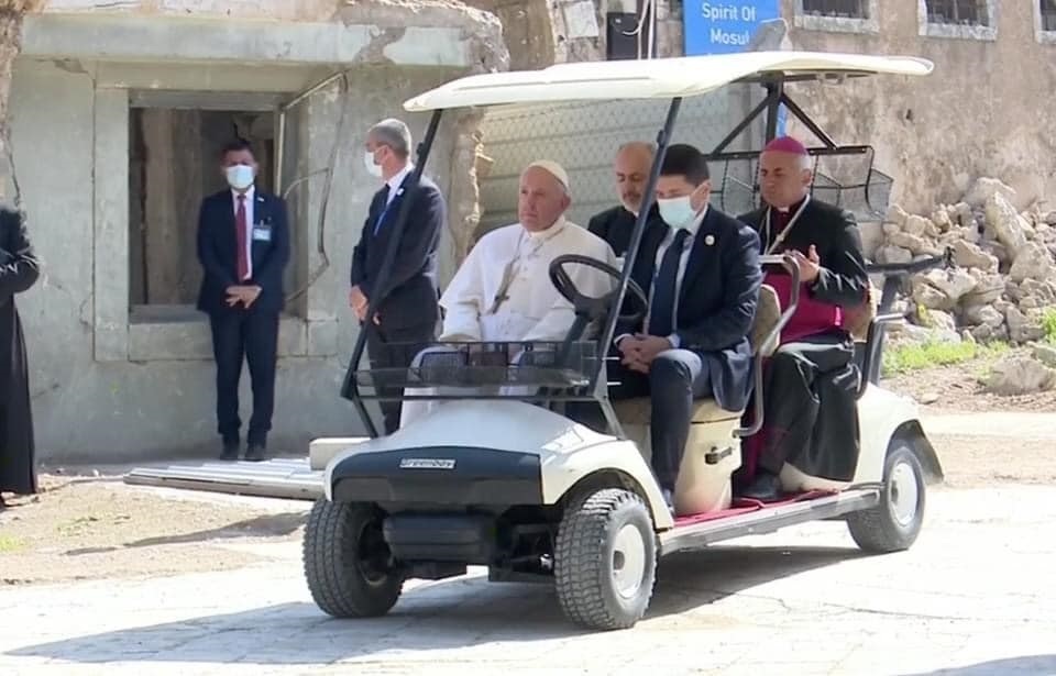 البابا يتجول بسيارة صغيرة مكشوفة بين أحياء الموصل المدمرة