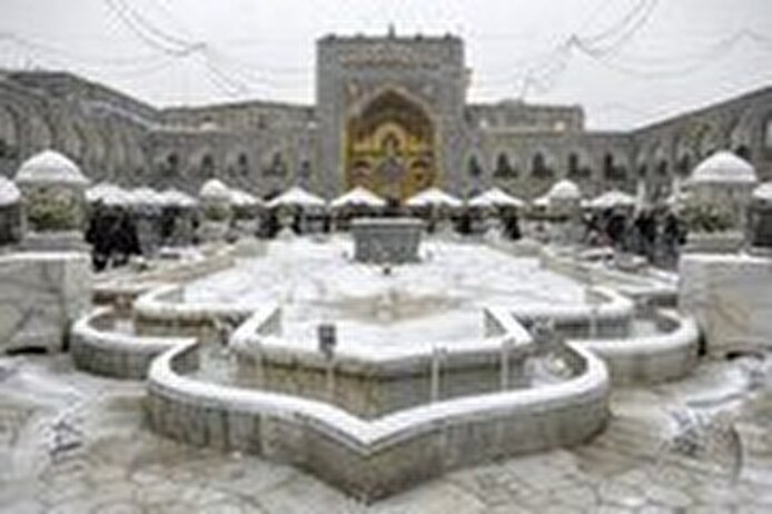 الثلوج تغطي حرم الامام علي بن موسى الرضا(ع) في مدينة المشهد المقدسة