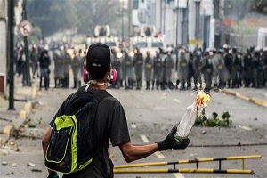 Police clash with anti-Maduro protesters in Venezuelan capital