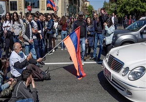 Armenian opposition blocks government buildings