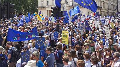 Tens of thousands protesters in London demand new vote on Brexit