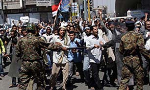 تجمع یمنی ها مقابل سفارت عربستان / مرگ 100 یمنی زيرشکنجه آل سعود