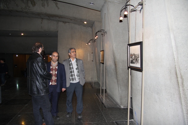 آثار موجود در برج آزادی و انجمن عکاسان انقلاب و دفاع مقدس تبادل می شوند