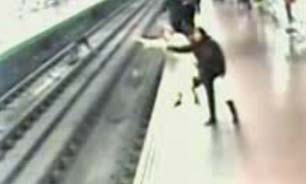 افتادن یک دختر روی ریل قطار در مترو + فیلم