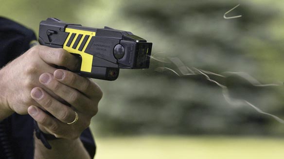 تفنگ‌هایی الکتریکی که پلیس آمریکا را به جان مردم انداخته است + ...