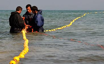 مشاهده لکه های جدید آلودگی در دریای خزر/ نگرانی ساحل نشینان از مرگ ماهیان