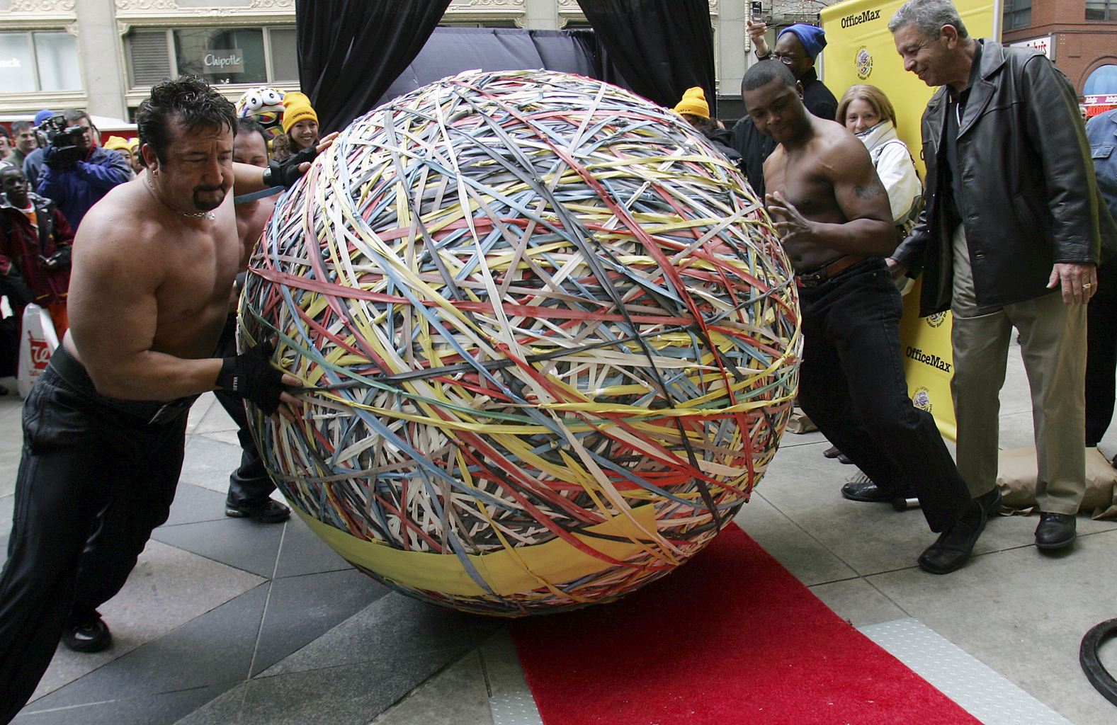 Книга рекордов европы. Самый большой шарик в мире. Гигантские игрушки. Самые большие рекорты гинеса. Самый большой шар из резиновых лент.