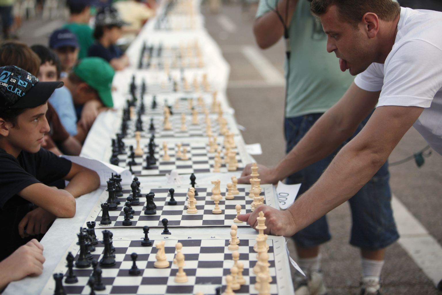 Ребята шахматы играют. Израильские шахматы. Одновременная игра в шахматы. Сеанс одновременной игры в шахматы.