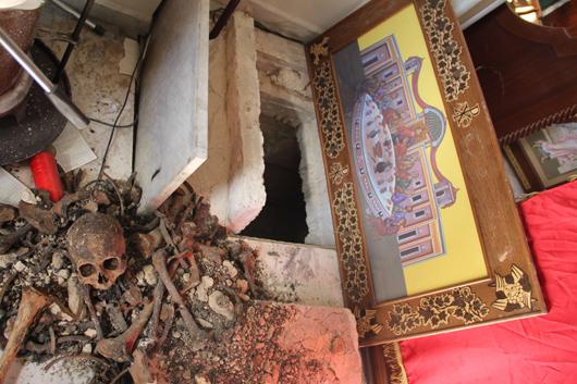 تخریب و نبش قبر یک کشیش توسط تروریستهای سوریه + تصاویر