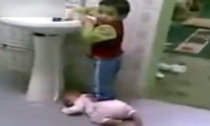 کودکی که نوزاد را به عنوان زیرپایی استفاده می‌کند + فیلم