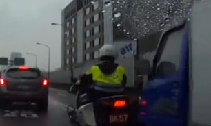 خودروی حمل باری كه پليس موتورسوار را نقش زمين كرد + فیلم