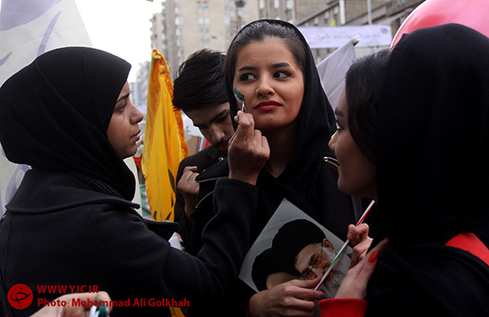 در حاشیه راهپیمایی 22 بهمن/ حضور با لباسی خاص در یک جشن تولد+ عکس