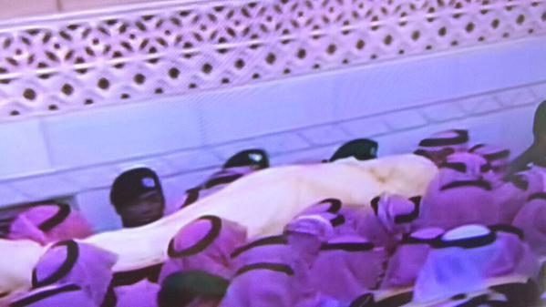 پیکر «ملک عبدالله» به مسجد «الامام ترکی» منتقل شد/خواندن نماز میت بر پیکر «عبدالله بن عبدالعزیز»+تصاویر