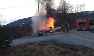 آتش‌نشانان رهگذر خودرو را از شعله‌های آتش نجات دادند + فیلم