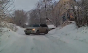لیز خوردن خودرو در برف + فیلم