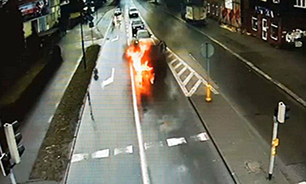 انفجار وحشتناک خودرو وسط خیابان + فیلم