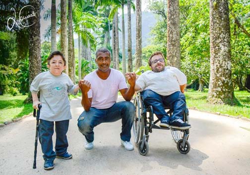 روماریو در کنار برادران معلولش + عکس