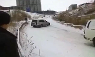 برخورد خودروها به دلیل شیب در جاده برفی + فیلم
