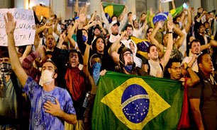 پلیس برزیل به سمت معترضان گاز اشک آور پرتاب کرد