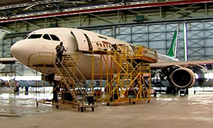تعمیر هواپیما توسط متخصصین داخلی کشور / ایران در فهرست کشورهای صاحب فناوری تعمیرات هواپیماهای پهن پیکر + فیلم