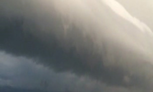 وضعیت به هم ریختن ابرها لحظاتی قبل از وقوع توفان + فیلم