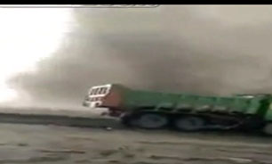کامیونی که از دست گردباد گریخت + فیلم