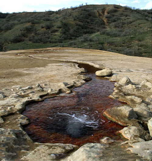 چشمه آب معدنی به شکل کوه + تصاویر