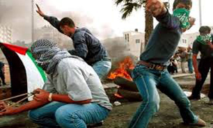 درگیری نظامیان اشغالگر با فلسطینیان همزمان با تشییع جنازه یک شهید/شمار شهدای فلسطینی به 985 تن رسید