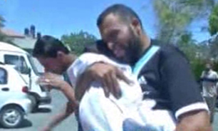 تشیع پیکر کودک شهید در آغوش پدر/ وقتی شهادت کودک مادر را از خود بیخود می‌کند + فیلم