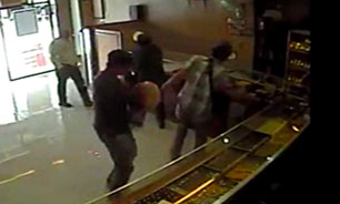 اقدام وحشیانه سارقان مسلح هنگام سرقت از جواهرفروشی + فیلم