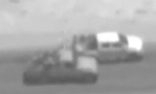 لحظه‌ای که جنگنده هوایی عراق 2 خودرو تروریست‌های داعش را منهدم می‌کند + فیلم
