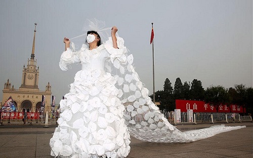 لباس عروسی از ماسک آلودگی هوا(عکس)