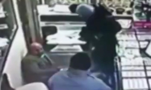 اقدام وحشيانه سارقان مسلح هنگام سرقت از جواهرفروشی + فیلم
