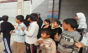 سینه‌زنی کودکان عراقی در مسیر پیاده‌روی اربعین + فیلم
