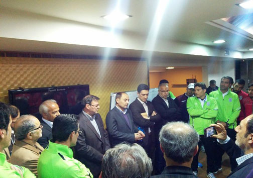 حضور دبیر کل و نایب رئیس فدراسیون فوتبال در رختکن امید+عکس
