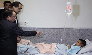 عیادت وزیر بهداشت از کودک یمنی که در بمب گذاری القاعده یمن زخمی شده + فیلم