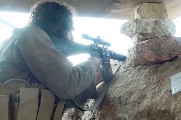 فیلمبرداری داعشی ها از جنایات شیطانیِ خود با دوربین های آمریکایی+ تصاویر