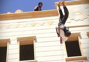 داعش یک نوجوان را از پشت بام به پایین پرتاب کرد