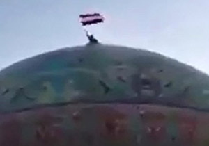 جشن نیروهای عراقی هنگام پایین کشیدن پرچم داعش در رمادی + فیلم
