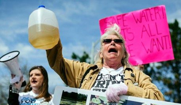 اعتراض اهالی یکی از شهرهای ایالت میشیگان آمریکا به آب آشامیدنی آلوده+ تصاویر