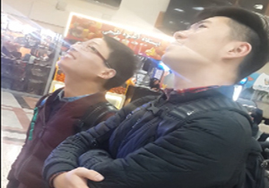 واکنش‌‌های جالب دو چینی در فرودگاه هنگام پخش فوتبال + فیلم
