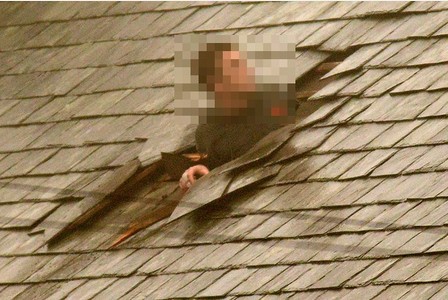 روایت تصویری فرار یک مرد از سوراخی در سقف خانه‌اش+تصاویر