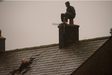 روایت تصویری فرار یک مرد از سوراخی در سقف خانه‌اش+تصاویر