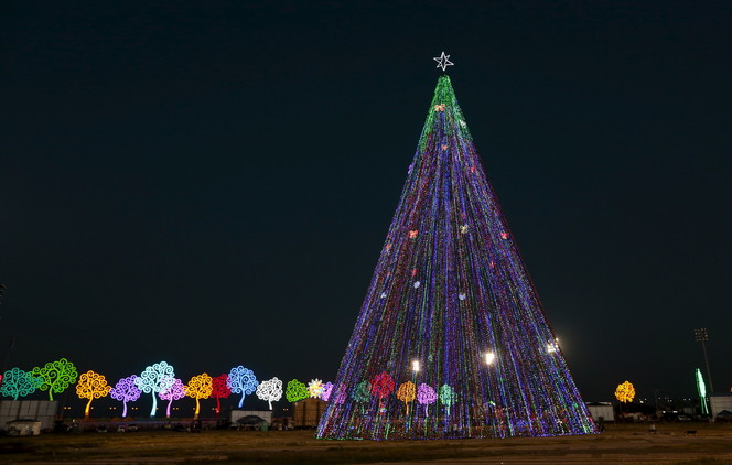 تصاویری زیبا از درخت کریسمس در نقاط مختلف جهان