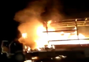 خودرویی که با آتش وارد آتش نشانی شد + فیلم